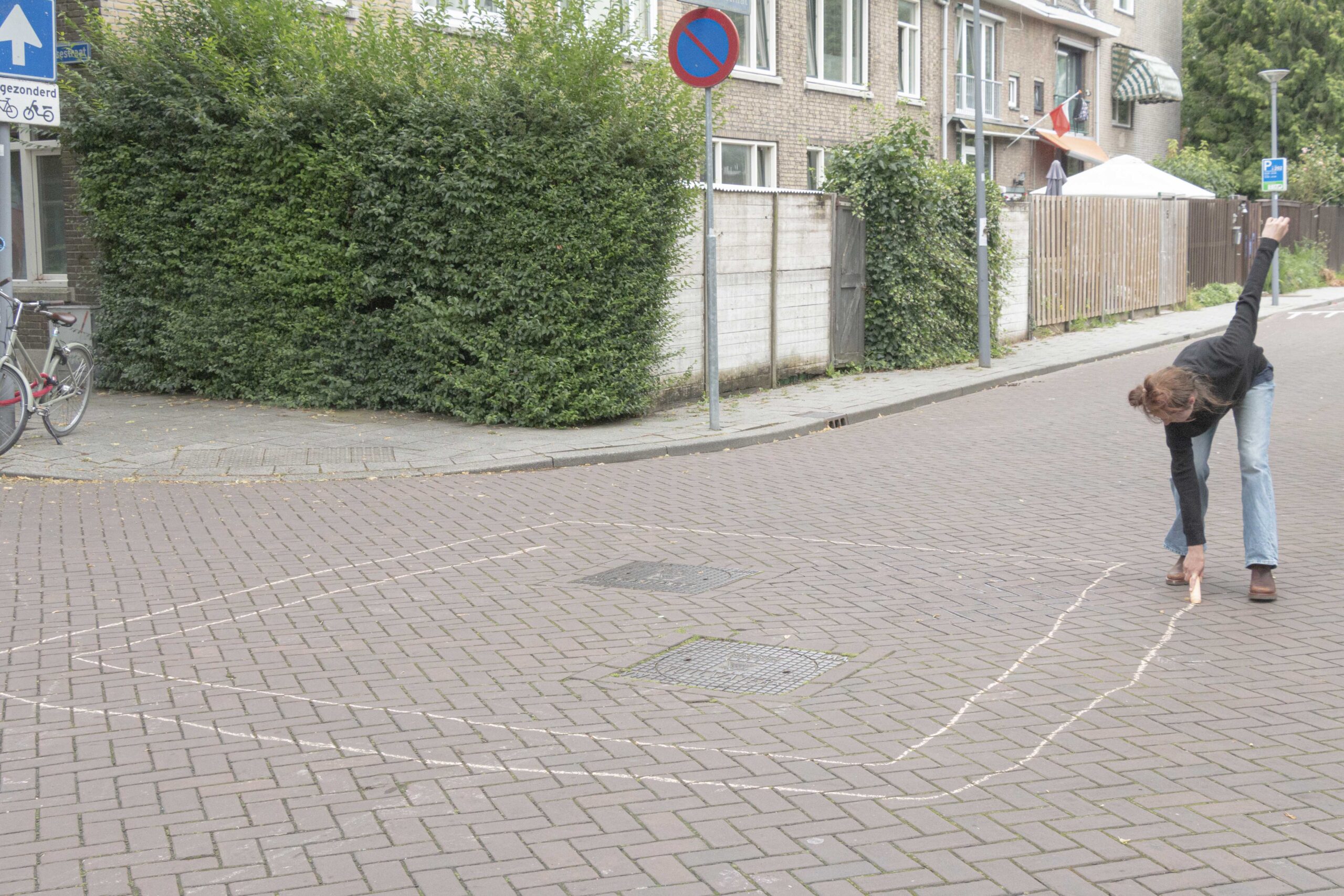Whose street is this? decolonization of an ordinary neighborhood as common space